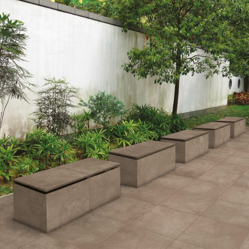 Taupe betonlook terras zwembad