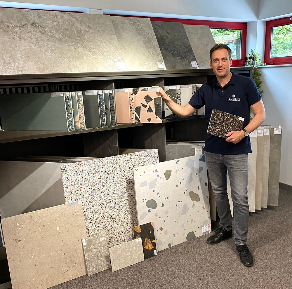 Showroom tegels Heffen-Mechelen - Bram-Lemmens-bij-keramische-terrazzo-tegels-in-de-toonzaal